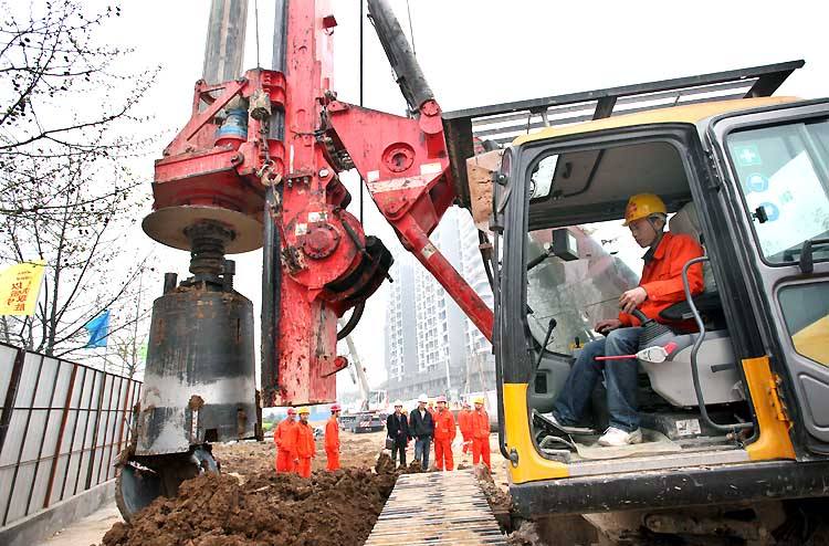 長(zhǎng)沙旋挖鉆機(jī)租賃地鐵工程施工案例